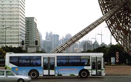 申城公交车试用天然气清洁燃料 浦东巴士公交