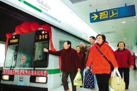 上海地铁2号线延伸段开通 到市中心半个小时